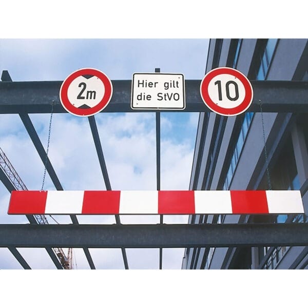 Aluminium Höhenbegrenzer mit rot-weißer Schranke, Verkehrsschilder 2m Durchfahrtshöhe, 10 km/h, StVO-Hinweis, Gebäude hinten.