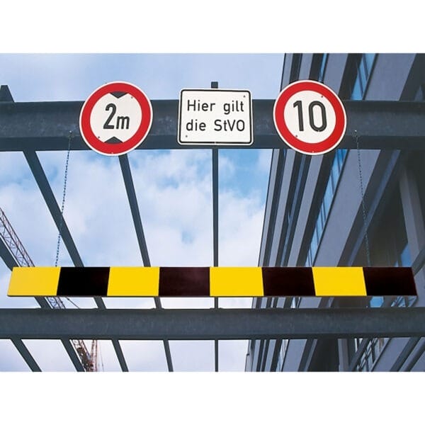 MORION Höhenbegrenzer Aluminium, Verkehrszeichen: 2m Durchfahrtshöhe, 10 km/h Schild, "Hier gilt die StVO" Hinweis.