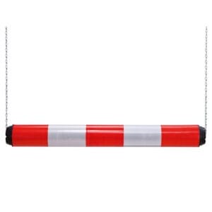 Roter und weißer Kunststoff-Höhenbegrenzer mit Streifen, an zwei Metallketten hängend, Absperrung für Durchfahrtshöhe.