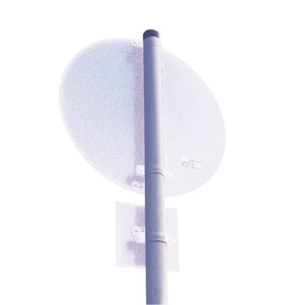 Rückseite eines verblassten, runden Verkehrsschilds auf MORION Rohrpfosten-Mast vor weißem Hintergrund, ohne Beschriftung.