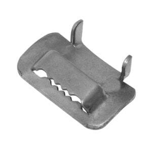 Detailaufnahme einer Edelstahlschlaufe mit gezacktem Verschluss, zwei Stegen und Prägung zur Sicherung von Umreifungsband.