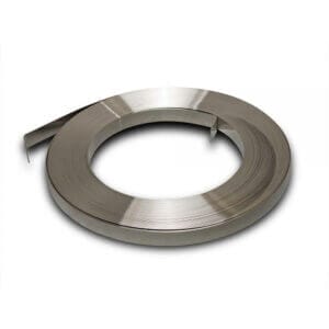 Aufgerolltes Edelstahlband mit glatter, spiegelnder Oberfläche liegt auf weißem Hintergrund. Metallband, rostfrei, reflektierend.