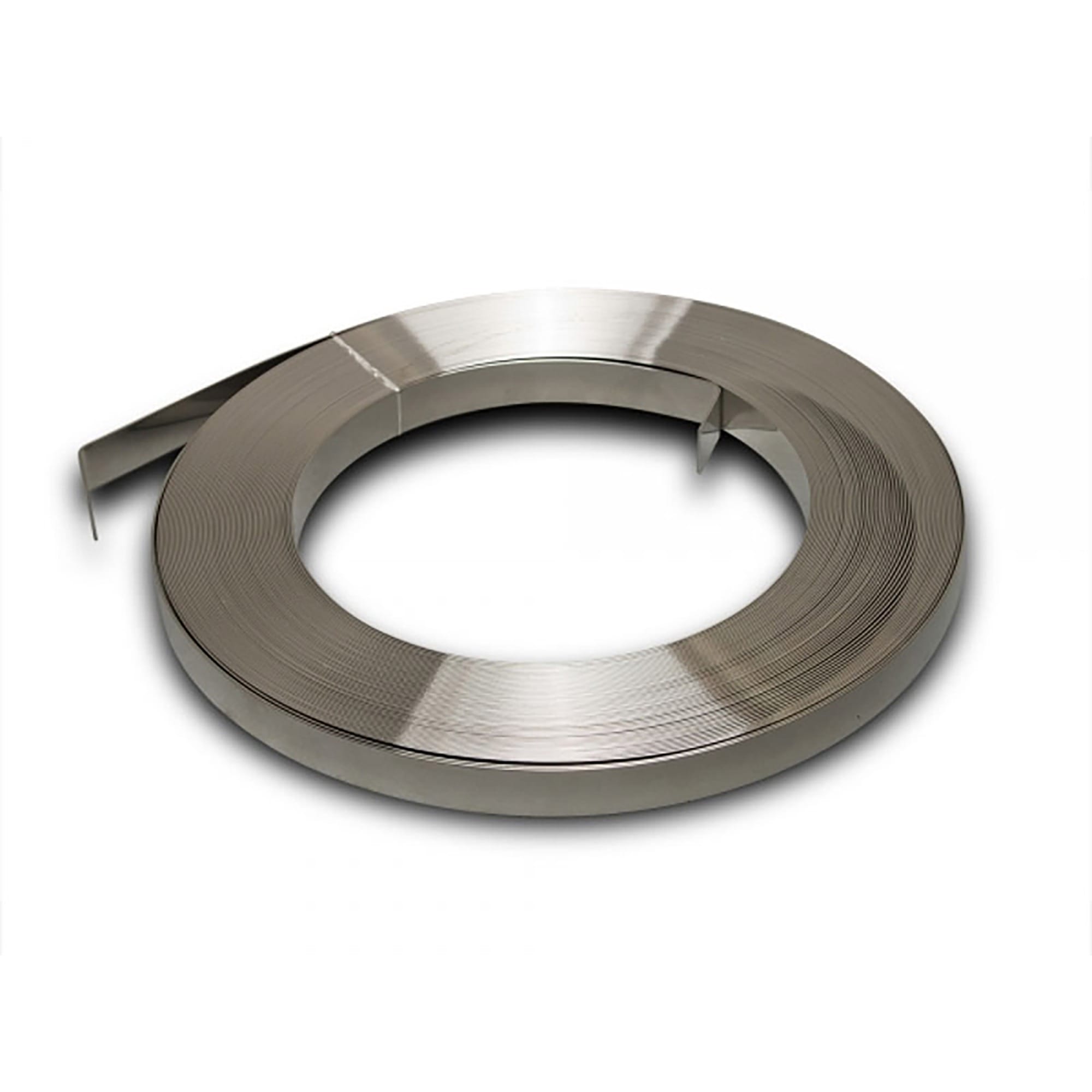 Aufgerolltes Edelstahlband mit glatter, spiegelnder Oberfläche liegt auf weißem Hintergrund. Metallband, rostfrei, reflektierend.