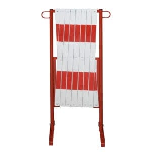 Schwere Scherensperre FRANKFURT, rot-weiße Absperrung mit senkrechten Streben und robustem Metallrahmen auf weißem Hintergrund.