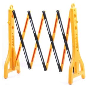 Gelbe, ausziehbare Kunststoff-Scherensperre EASY-GATE mit schwarzen und roten Reflektorstreifen, geöffnet aufgestellt.