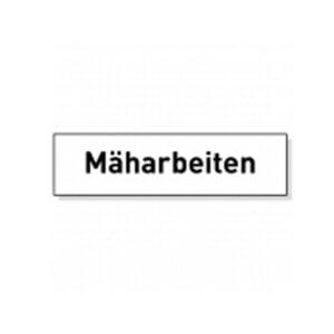 Weißes rechteckiges Zusatzschild mit schwarzer, fetter Aufschrift "Mäharbeiten", Hinweis auf Rasenpflege oder Wiesenmahd.