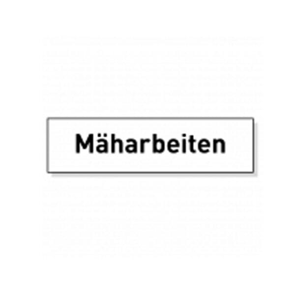 Weißes rechteckiges Zusatzschild mit schwarzer, fetter Aufschrift "Mäharbeiten", Hinweis auf Rasenpflege oder Wiesenmahd.