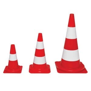 Drei verschieden hohe Leitkegel aus PVC, rot-weiß gestreift, nebeneinander auf weißem Hintergrund angeordnet.
