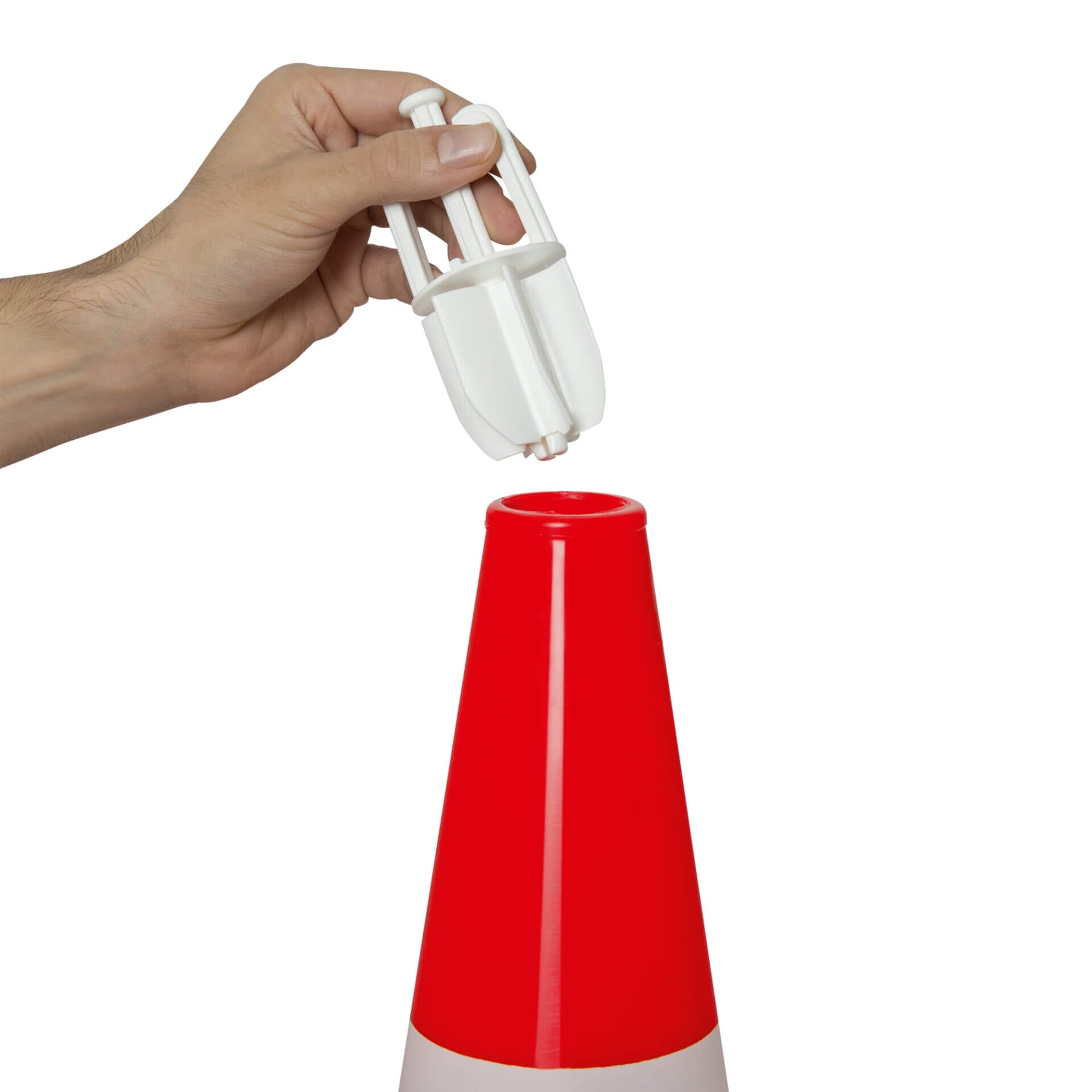 Eine Hand hält einen Kettenhaken aus Kunststoff über die Öffnung eines rot-weißen Leitkegels vor neutralem Hintergrund.