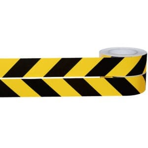 Warnband-Rolle retroreflektierend mit schwarzen und gelben Streifen, teils abgerollt auf weißem Hintergrund.