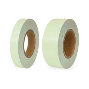 Zwei Rollen nachleuchtendes Warnband, hellgrün, mit braunen Pappkernen, stehend auf weißem Hintergrund.