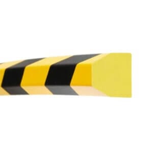 Eckenschutz aus Schaumstoff, gelb-schwarz gestreift, mit abgeschrägter Kante für Stoßschutz und Unfallvermeidung.