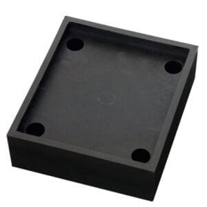 Schwarzes rechteckiges PU-Federelement mit vier runden Löchern an den Ecken, Gummipad auf weißem Hintergrund.