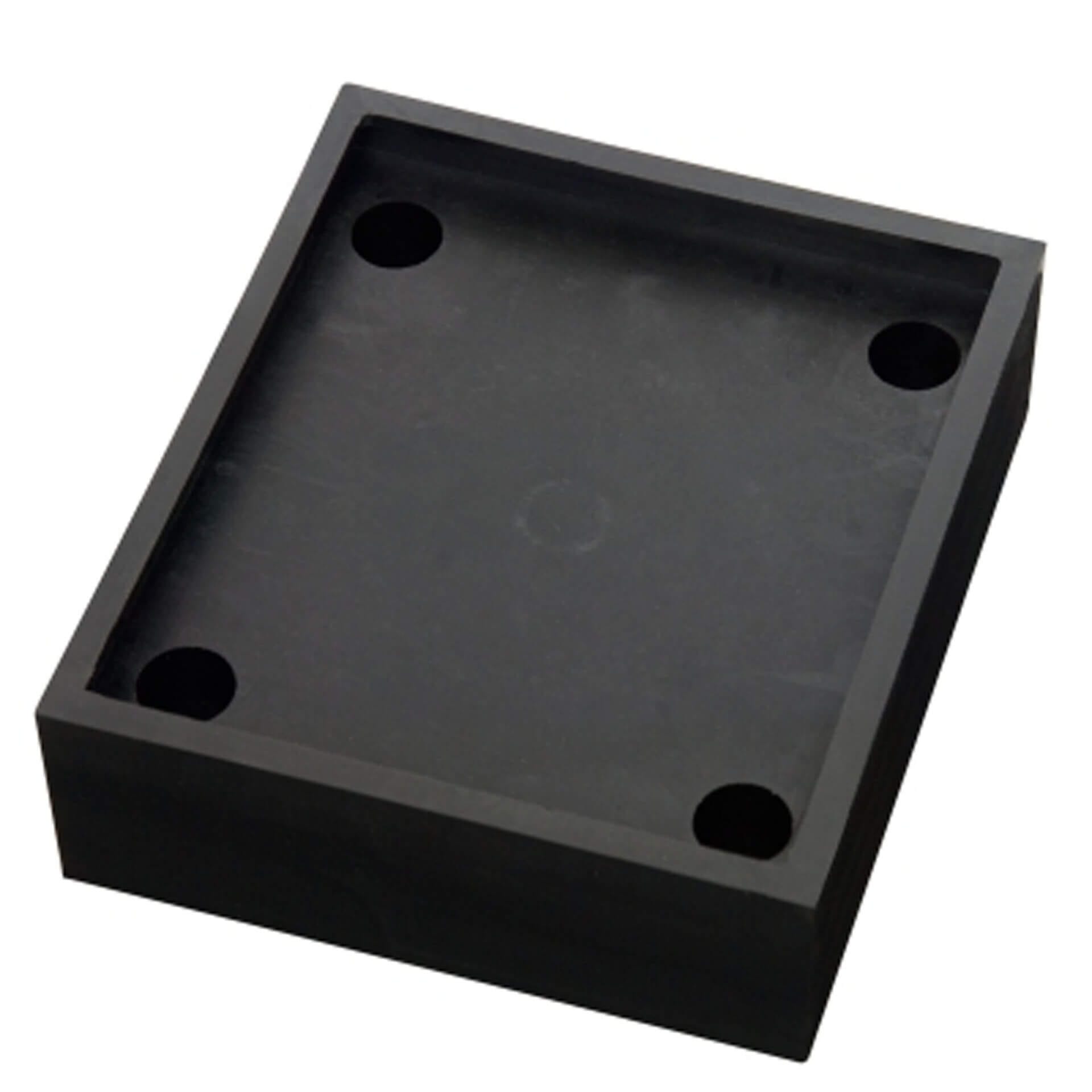 Schwarzes rechteckiges PU-Federelement mit vier runden Löchern an den Ecken, Gummipad auf weißem Hintergrund.