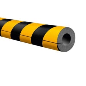 Zylindrischer Rohrschutz aus Schaumstoff mit schwarzen und gelben Diagonalstreifen auf weißem Hintergrund.