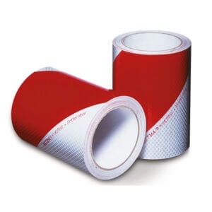 Zwei MORION-Warnmarkierungsbänder DIN 30710, rot-weiß reflektierend, eine Rolle stehend, eine liegend auf weißem Hintergrund.