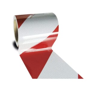 Teilabgerollte MORION-Warnmarkierungs-FLEX Rolle mit rot-weißer, reflektierender Diagonalstreifenfolie vor weißem Hintergrund.