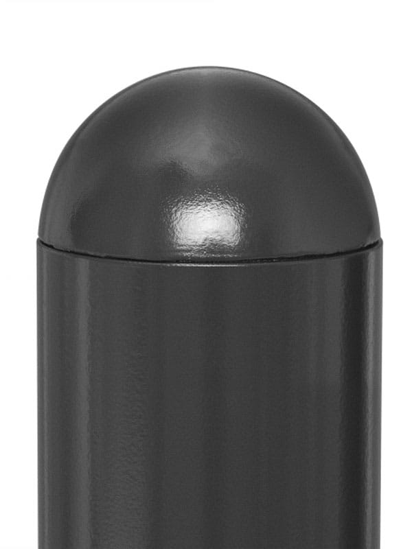 Schwarzer City-Poller WIEN 76, zylindrischer Metallpfosten mit abgerundetem Kopf, Nahaufnahme vor weißem Hintergrund.