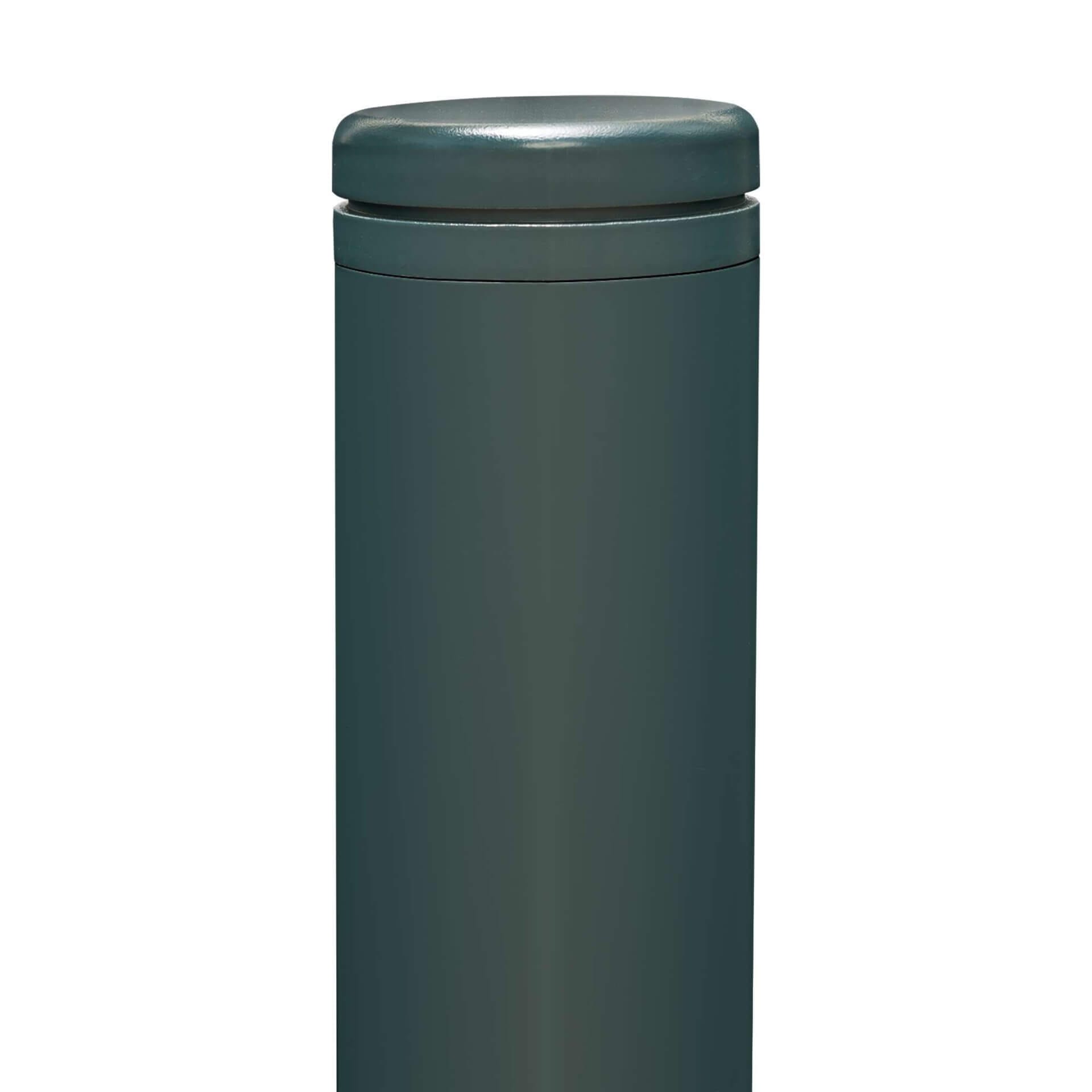 Nahaufnahme eines City-Pollers Leipzig, dunkelgrün, zylindrisch, Metall, abgerundete Oberseite, freigestellt auf Weiß.
