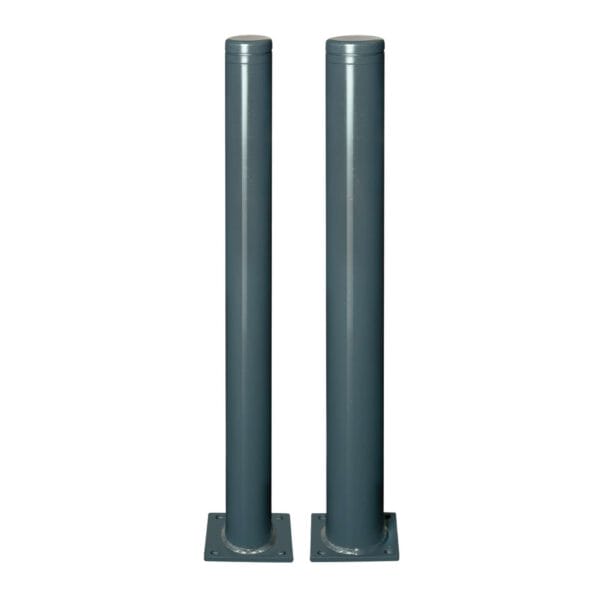 Zwei graue City-Poller LEIPZIG aus Metall, flache Köpfe, quadratische Bodenplatten, nebeneinander vor weißem Hintergrund.