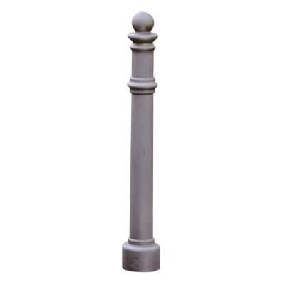 Grauer Betonpoller Wappen-Poller, rundes Oberteil, zwei Zier-Ringe oben und unten, stehend vor weißem Hintergrund.