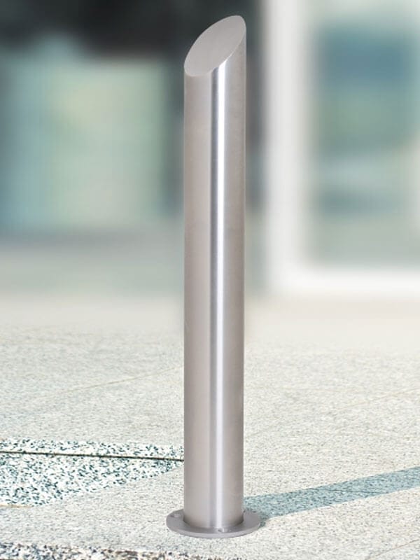 CITY-Poller BERLIN 45 aus Edelstahl, zylindrisch, geneigte Spitze, für ebene Außenflächen, Absperrpfosten Berlin.