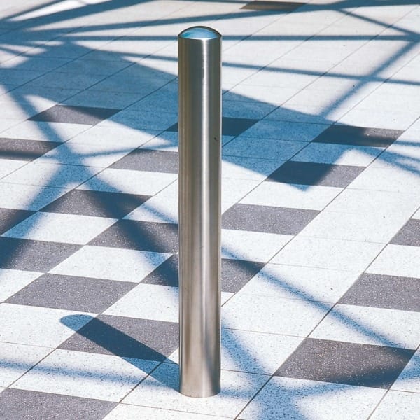 CITY-Poller BERLIN aus Edelstahl auf kariertem Fliesenboden, Schatten einer geometrischen Struktur verlaufen über die Fliesen.