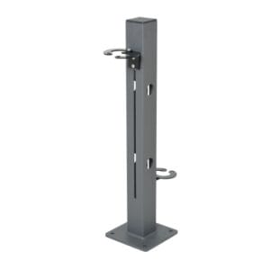 Grauer Metallpfosten für CITY-Scooter mit quadratischem Standfuß, zwei gebogenen Haken und mehreren Löchern zur flexiblen Befestigung.