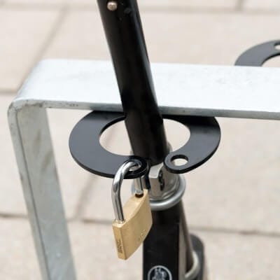 Ein CITY-Scooter-Parker sichert nur den Fahrradrahmen am Fahrradständer, Räder und Anbauteile sind ungesichert.