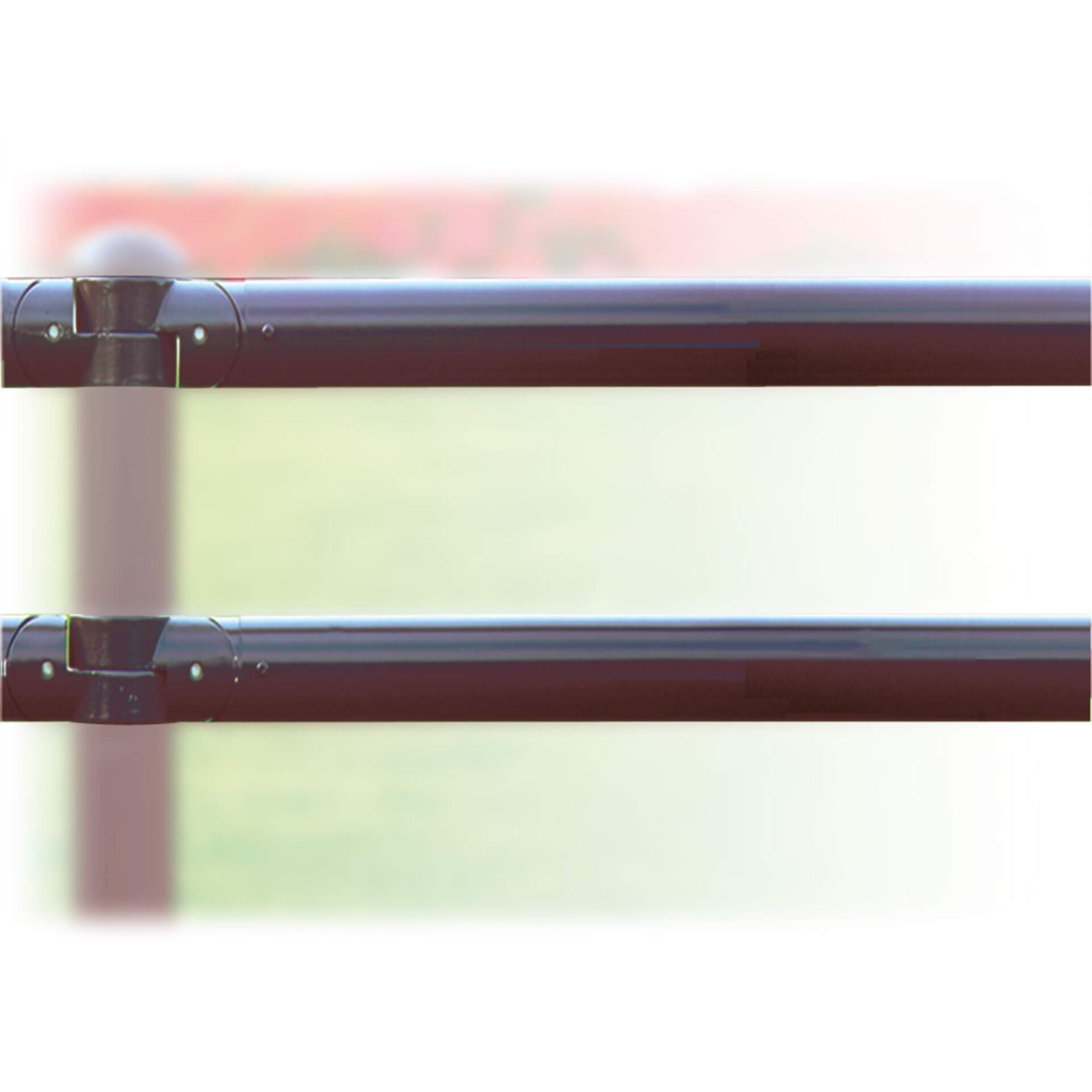 Nahaufnahme von zwei parallelen dunklen Metallstreben eines MORION Systemgeländers CLASSIQUE vor unscharfem, grün-rotem Hintergrund.