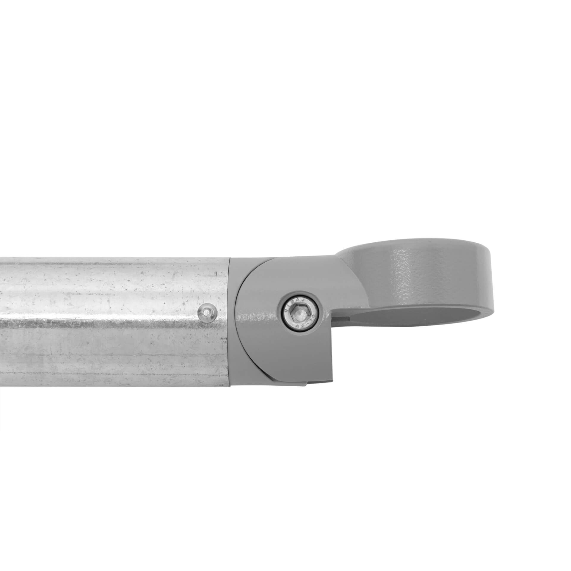 Nahaufnahme MORION Systemgeländer: Metallrohr mit grauer Rohrschelle, am Ende mit Schraube befestigt, vor weißem Hintergrund.