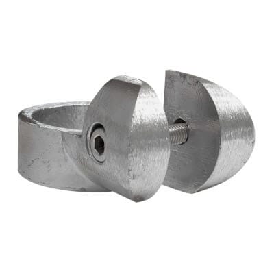 Silberne Metallklemme mit zwei halbrunden Hälften, verbunden durch Zentralbolzen und seitlicher Sechskantschraube.