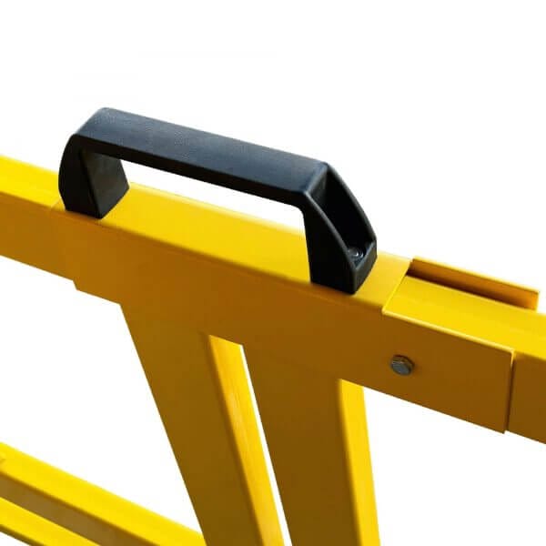Nahaufnahme eines U-förmigen Stahlriegels mit gelbem Metallrahmen und schwarzem Kunststoffgriff vor weißem Hintergrund.