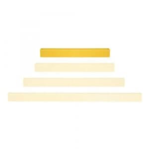 Vier unterschiedlich lange Rammschutzgeländer-Querbalken, oben gelb, drei unten creme, gestuft auf weißem Hintergrund angeordnet.