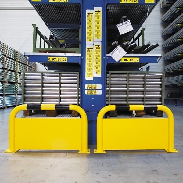 Lagerregal mit gestapelten Metallrohren, gelben BLACK BULL Rammschutz-Bügeln, Unterfahrschutz und Standortetiketten vorne.