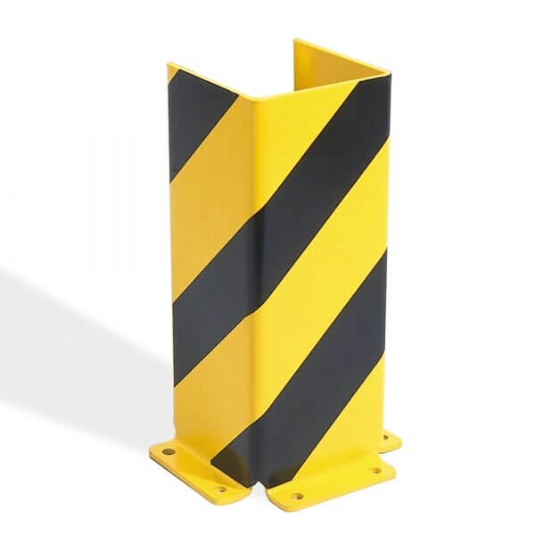 Gelber Stahl-Anfahrschutzwinkel mit schwarzen Diagonalstreifen, vier Befestigungslöcher, stehend auf weißem Hintergrund.