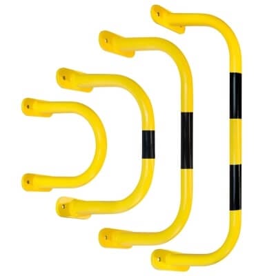 Vier gelbe Wandschutzbügel mit schwarzen Streifen und Befestigungslöchern, in aufsteigender Größe nebeneinander angeordnet.