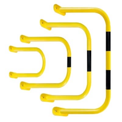 Vier gelbe Wandschutzbügel BLACK BULL aus Metall mit schwarzen Streifen, gestaffelt nach Größe von rechts nach links.