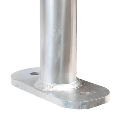 Nahaufnahme des BLACK BULL SafeWall Wandschutzbügels: Metallrohr auf ovaler Grundplatte mit zwei Befestigungslöchern für Wandmontage.