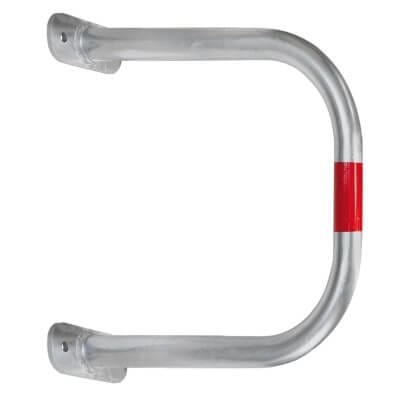 U-förmiger BLACK BULL SafeWall Wandschutzbügel aus silbernem Metall, zwei Montageplatten, ein roter Reflektor, weißer Hintergrund.