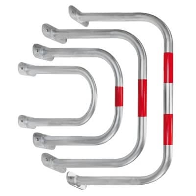 Vier BLACK BULL Wandschutzbügel aus Metall in zunehmender Größe mit roten Reflexstreifen, nebeneinander vor weißem Hintergrund.