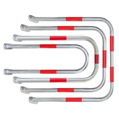 Fünf BLACK BULL Wandschutzbügel aus Metall, U-Form, mit roten Reflexstreifen, abnehmend groß, ineinander verschachtelt, weißer Hintergrund.