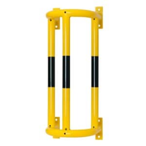 Gelb-schwarzer MORION Rohrschutz 180° aus Metall, groß, zur senkrechten Wandmontage in Lager und Industriehalle.