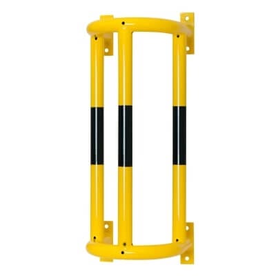 Gelb-schwarzer MORION Rohrschutz 180° aus Metall, groß, zur senkrechten Wandmontage in Lager und Industriehalle.