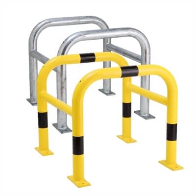 Vier MORION Säulenschutz Metallbarrieren, zwei silber, zwei gelb-schwarz gestreift, versetzt auf weißem Hintergrund.