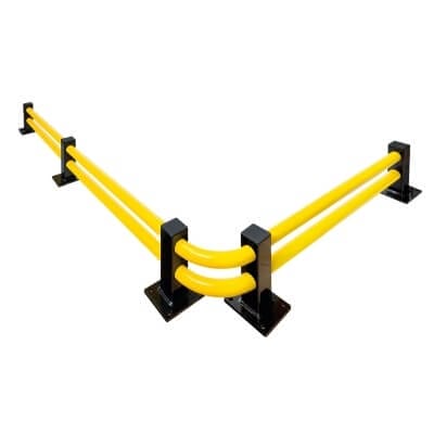 Gelb-schwarze BLACK BULL Bodenbarriere ECO Querbalken, rechtwinklig, mit Metall-Bodenplatten fest am Boden montiert.