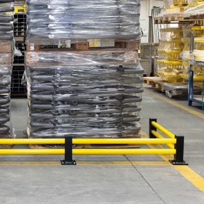 BLACK BULL Bodenbarriere ECO Querbalken, gelb, schützt palettierte Waren im Lager; rechts Metallteile-Regal.