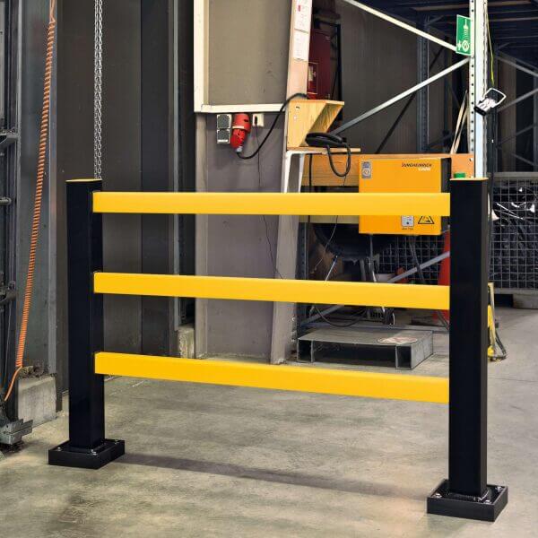 BLACK BULL Schutzgitter Hybrid Gelb-Schwarz auf Betonboden, nahe Metallschränken und Elektrotechnik im Lager montiert.