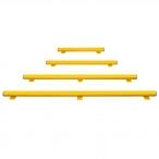 Vier gelbe Unterfahrschutz-Balken, in unterschiedlichen Längen, von kurz bis lang, erhöht auf kleinen Stützen angeordnet.
