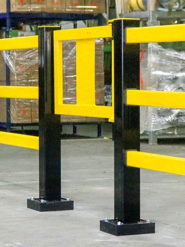 BLACK BULL Geländertür mit Gasdruckfeder, fest am Betonboden in Lagerhalle verschraubt, für Arbeitsschutz und Sicherheit.